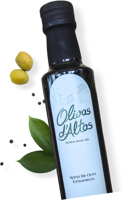 Garrafa de azeite de oliva extravirgem Olivas d’Altas, produzida em Pedras Altas, RS, com azeitonas e folhas ao fundo, produto gourmet brasileiro de alta qualidade.