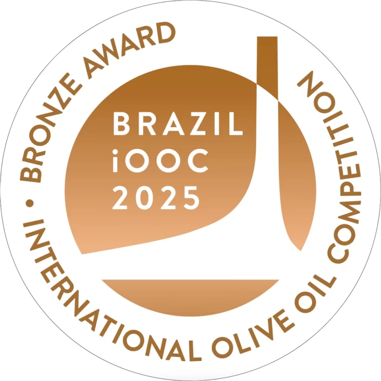 Selo Bronze Award 2025 da Brazil International Olive Oil Competition (iOOC), certificando a qualidade e reconhecimento internacional do azeite Olivas d’Altas.